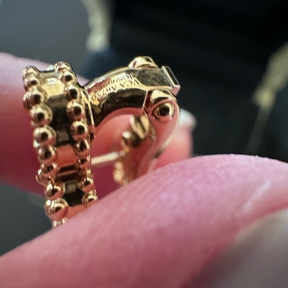 Van Cleef 18k yellow gold vintage Alhambra, onyx earrings, brand new - Picture 6 of 8